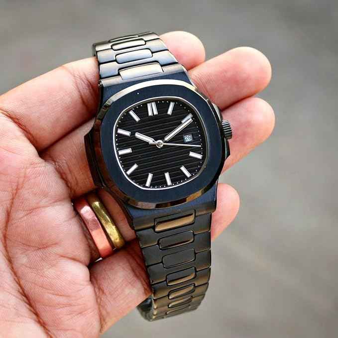 Luxury Men's Vintage Wristwatch with Stainless Steel Band and Black Textured Dial – Classic Quartz Watch with Date Display